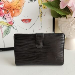 LOUIS VUITTON Black Epi Leather
Kisslock Wallet- Black